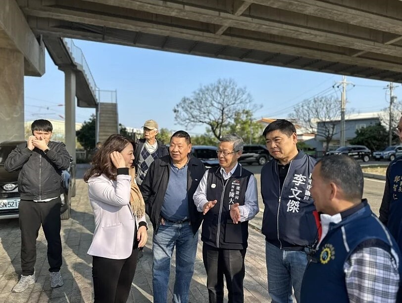 為解決大甲幼獅工業區周邊交通亂象,台中市議員李文傑爭取經費,台中市建設局辦理「大甲區東一街銜接黎明路打通連接至長安路安和巷工程」說明會。圖/台中市議員李文傑提供