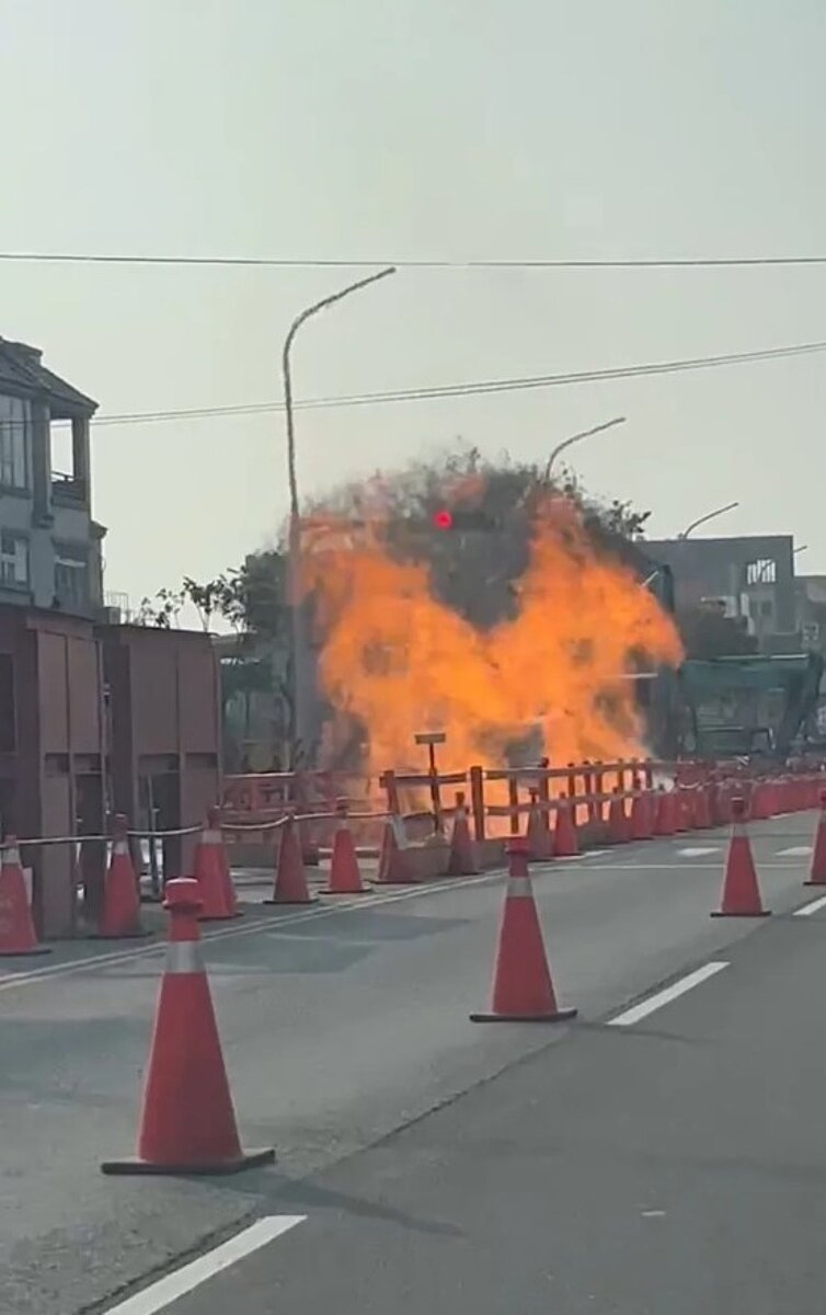 嘉義縣治所在地祥和三路傳火警,火舌一度竄燒3層樓高。圖/翻攝畫面