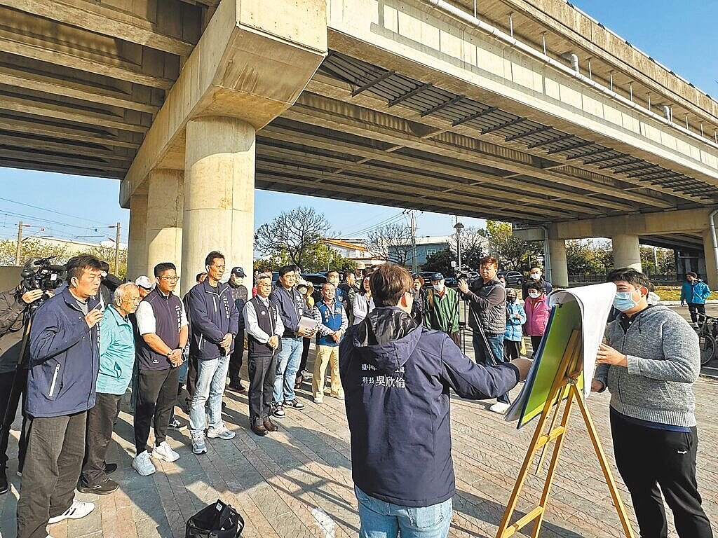 台中市大甲幼獅工業區周邊往來車輛多,地方爭取5175萬元辦理東一街打通工程,約50名鄉親17日出席說明會聽取簡報。圖/市議員李文傑提供