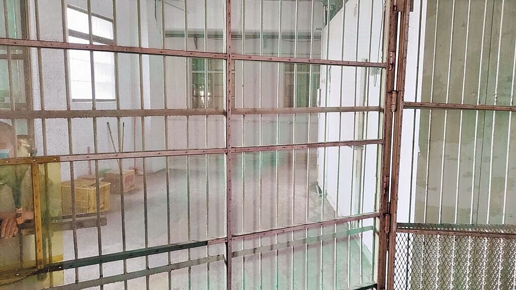 高雄龍發堂有幹部以鐵鍊禁錮收容人，橋頭地檢署偵查後起訴林姓女子。圖為龍發堂內部設施。圖／翻攝照片