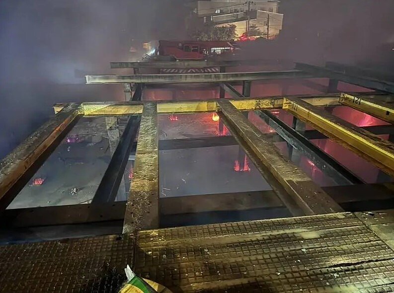 17日晚間10時11分,新北鶯歌區鶯桃路一處地下一層工地冒黑煙,消防局部署水線搶救,確認內部無人,起火原因還待調查。圖/新北市消防局提供