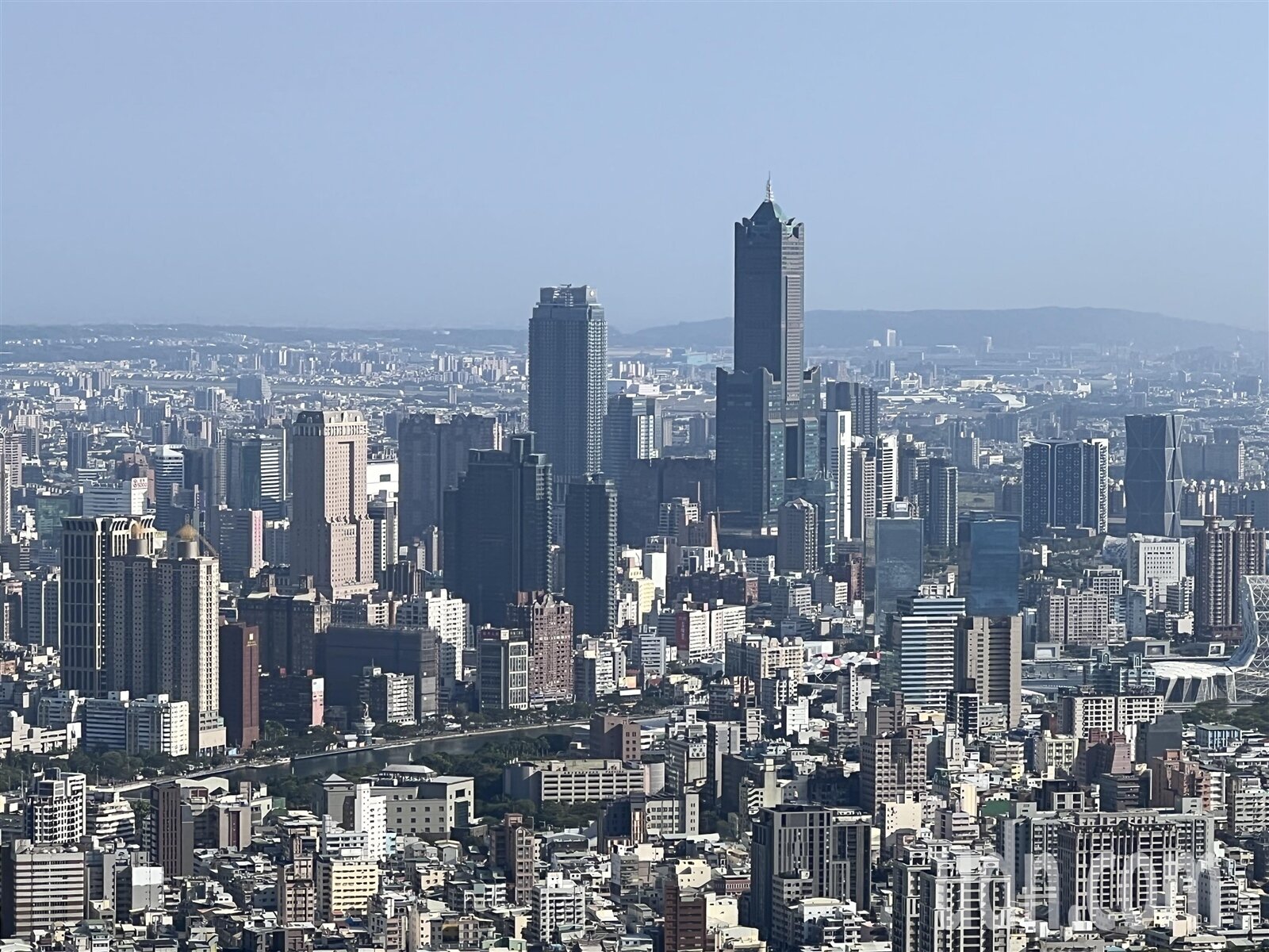 張姓女子出售凶宅卻未告知買家,被法官認為惡劣判刑1年。圖為高雄天際線。記者張議晨/攝影