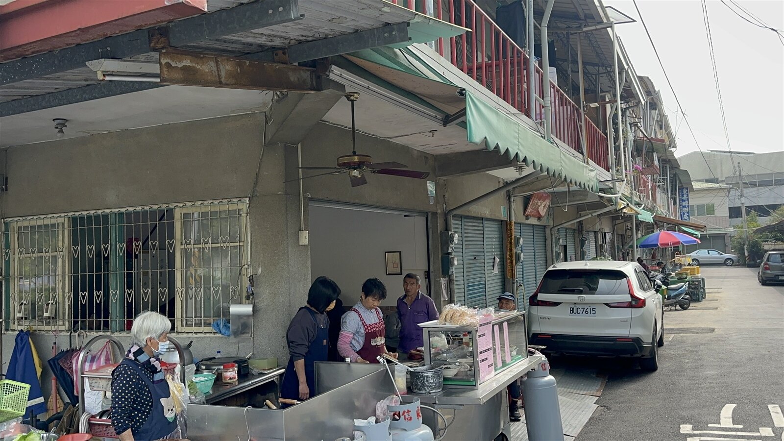 台南60多年楠西老市場地震梁柱傾斜成危險建築,攤商為生活續住擺攤。記者周宗禎/攝影