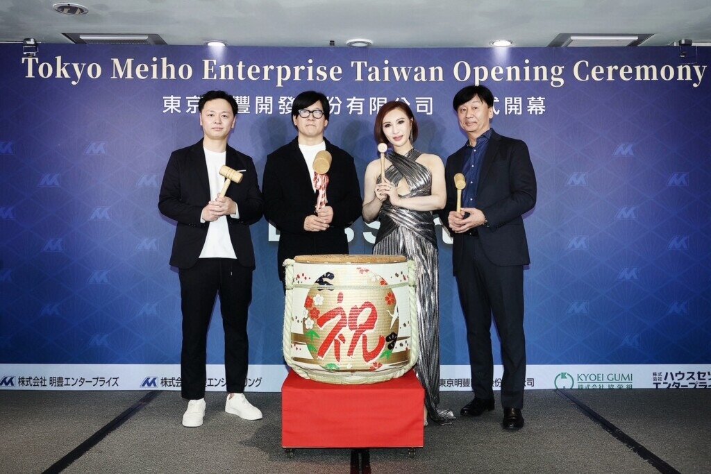 東京明豐台灣子分公司開幕,由東京明豐開發集團總經理內田千博(左起)、會長史吹滿、麻辣天后利菁與合作營造公司協榮組會長吉田茂樹共同擊槌鏡開。 東京明豐/提供