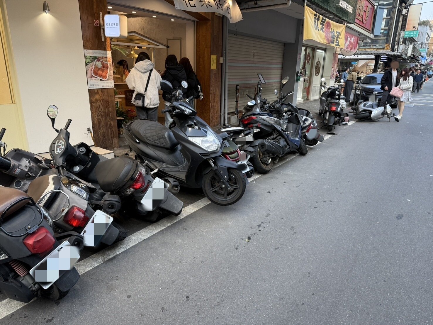 14輛機車被撞到東倒西歪。圖：讀者提供