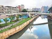 湳仔溝陸橋美　臭味煞風景