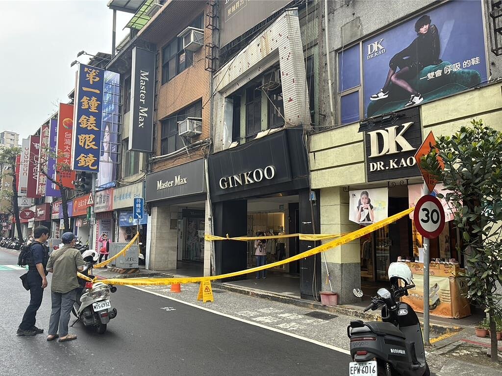 永和某服飾店疑受地震影響，外牆招牌及木質裝潢鬆脫。圖／警方提供