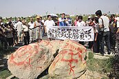 員林市地重劃　居民抗議搬大石擋道