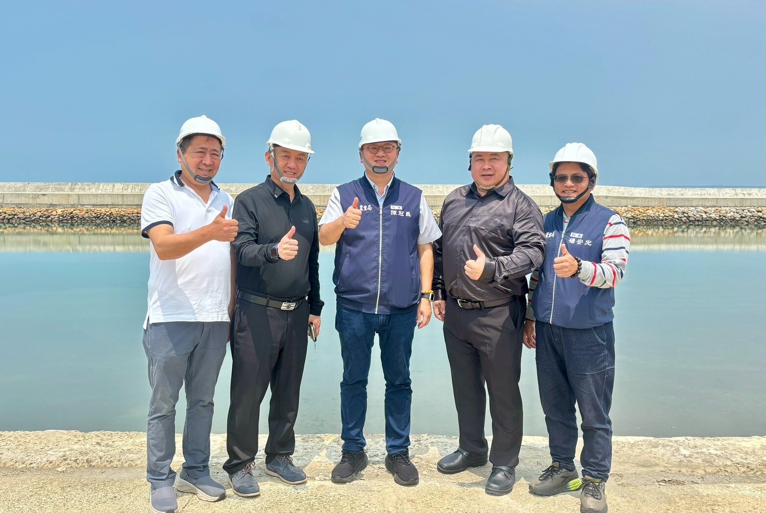 桃園市農業局與中壢區漁會視察永安漁港各項設施，也關心近期完工的北岸圍堤工程。圖：農業局提供