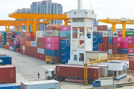 中央銀行指出,美對等關稅政策施行產生正負兩股力量互相拉扯,正負面衝擊互抵,對台灣通膨影響可能有限。圖為桃園市楊梅貨櫃物流場作業情況。(陳麒全攝)