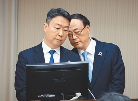 針對立委關心台灣吸引外國觀光客不如其他國家,交通部長陳世凱(左)9日在立法院與觀光署長周永暉(右)交換意見。(姚志平攝)