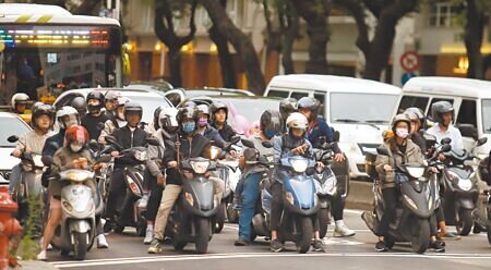 金管會提出金融支持產業方案力挺產業、投資人與民眾。(范揚光攝)(新聞示意圖,圖中人物與新聞無關)