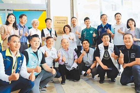 嘉義市推動「嘉義大車站西側地區第一期都市更新計畫案」,為讓民眾更了解都更案,特別成立嘉義市第1個都更駐點工作站,9日舉行揭牌啟用儀式。(呂妍庭攝)