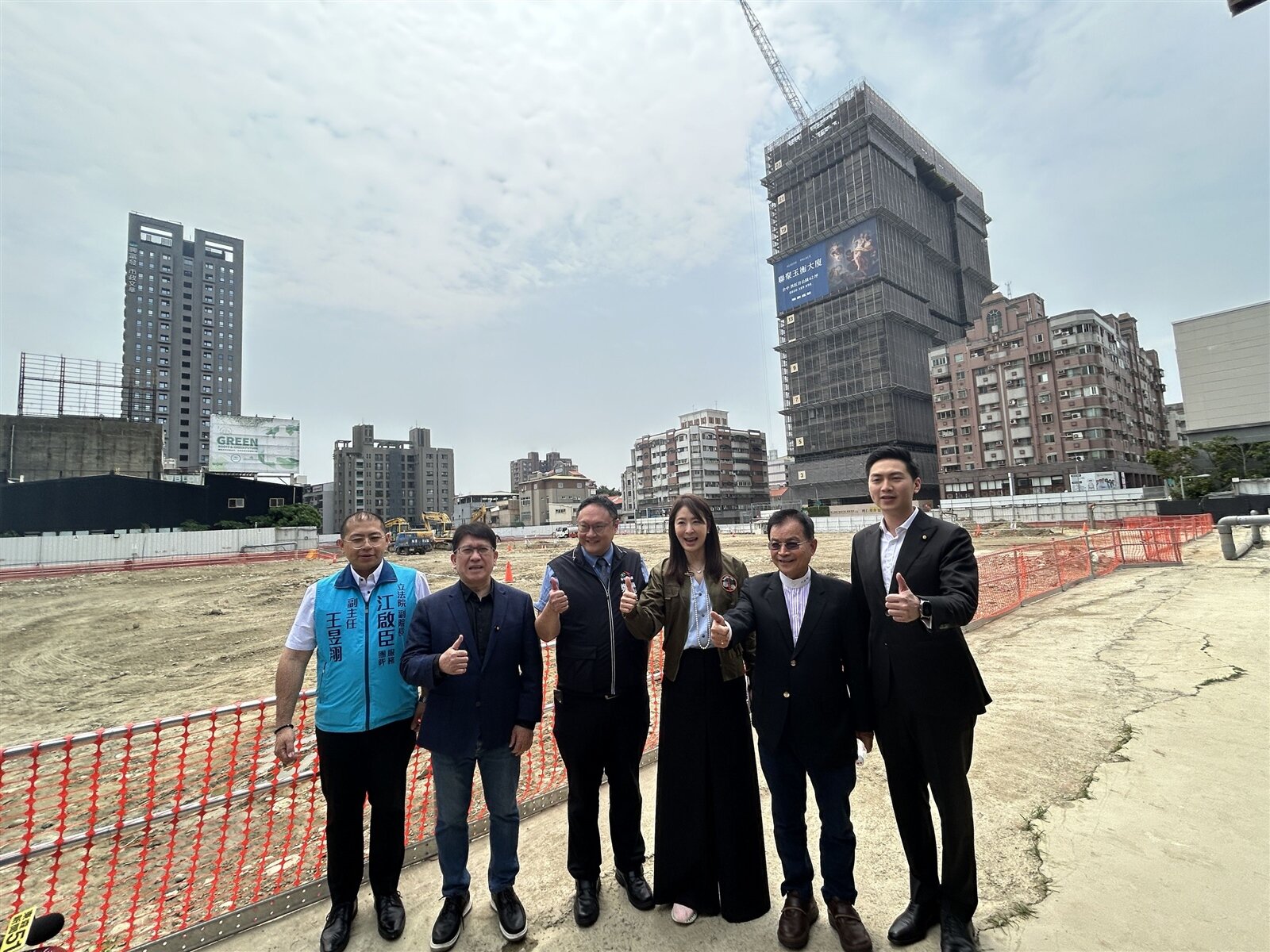 台北101董事長賈永婕(右三)今陪同立院財政委員視察「台中置地廣場」預定地。記者趙容萱/攝影