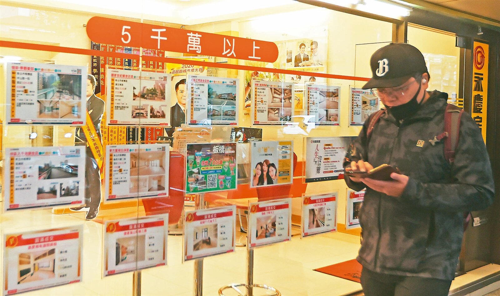 美國對等關稅恐衝擊國內經濟,主計總處預估,今年經濟成長率有可能無法「保二」,中央銀行認為,國內房市也將受到間接影響。記者陳正興/攝影