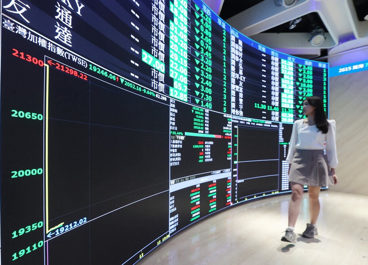 美國關稅戰啟動,經濟前景蒙塵,導致企業獲利衰退,ETF配息更將縮減,如果投資人大量贖回,再牽動一波市場大賣壓。聯合報系資料照