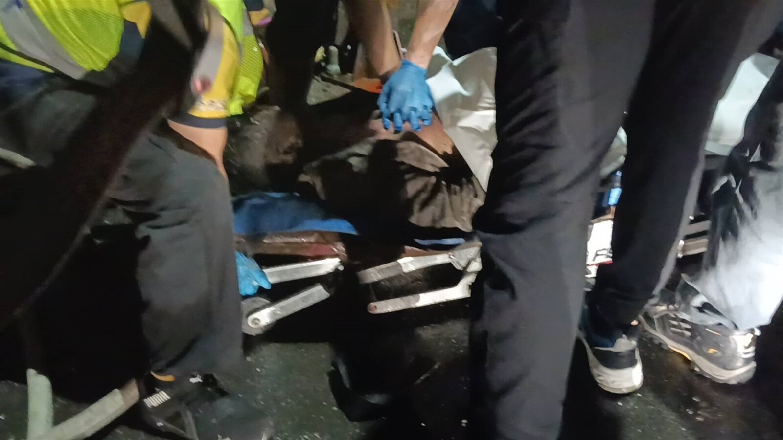 台東市強國街一棟2層樓鐵皮屋出租套房,前晚間發生火警,一名50歲葉姓男租客受困2樓,警消獲報趕抵救援,但因火勢猛烈,男子被救出時沒有呼吸心跳,送醫後仍傷重不治。記者尤聰光/攝影