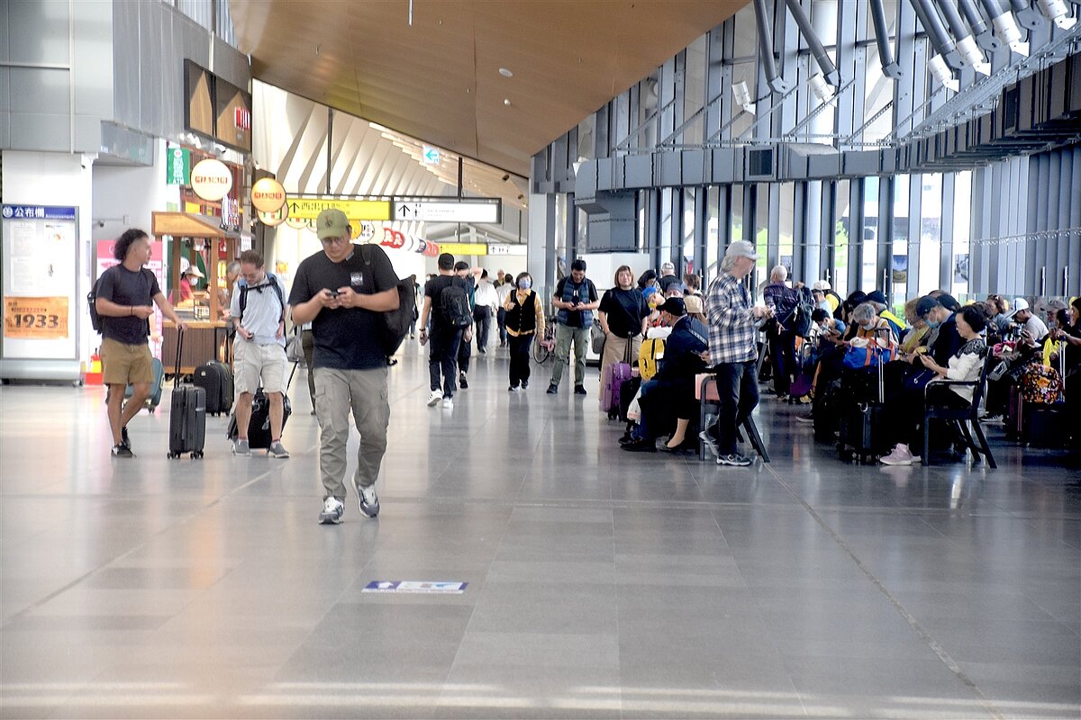 台鐵票價將於6月23日調漲,花蓮往台北自強號從440元漲到583元,漲幅達32%,許多民眾覺得票價調漲不合理。圖為花蓮車站候車乘客。記者王思慧/攝影