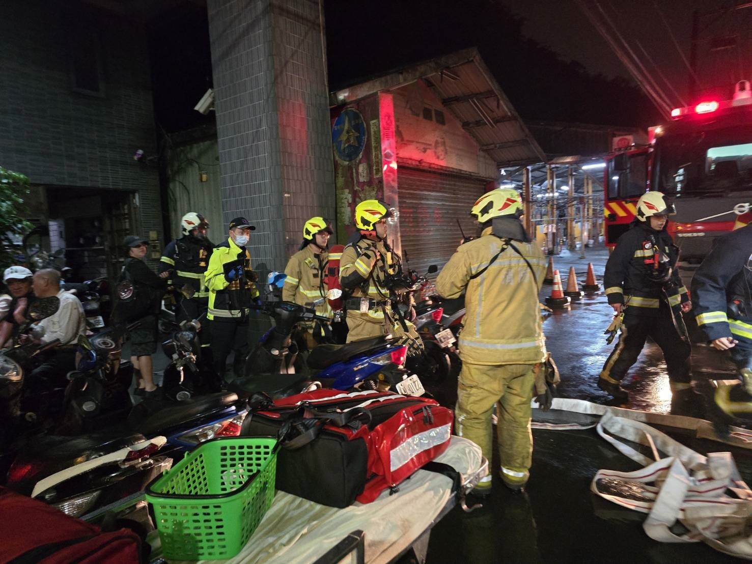 基隆深夜民宅6樓室外機起火，18消防車趕至疏散10人。記者游明煌／攝影 