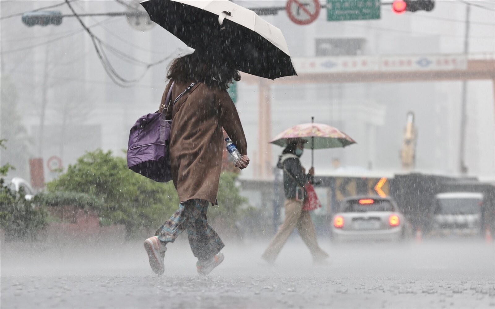 鋒面影響，易有短延時強降雨，中央氣象署發布大雨特報。本報資料照片 