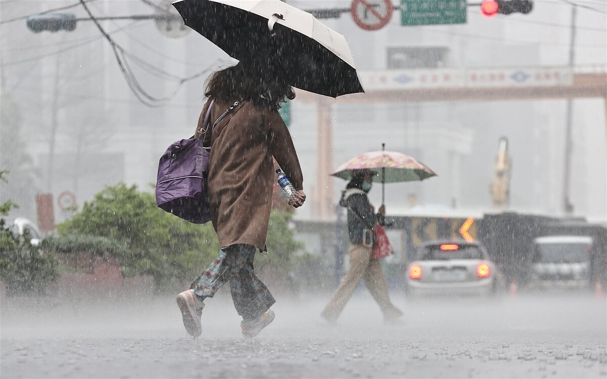 鋒面影響,易有短延時強降雨,中央氣象署發布大雨特報。本報資料照片