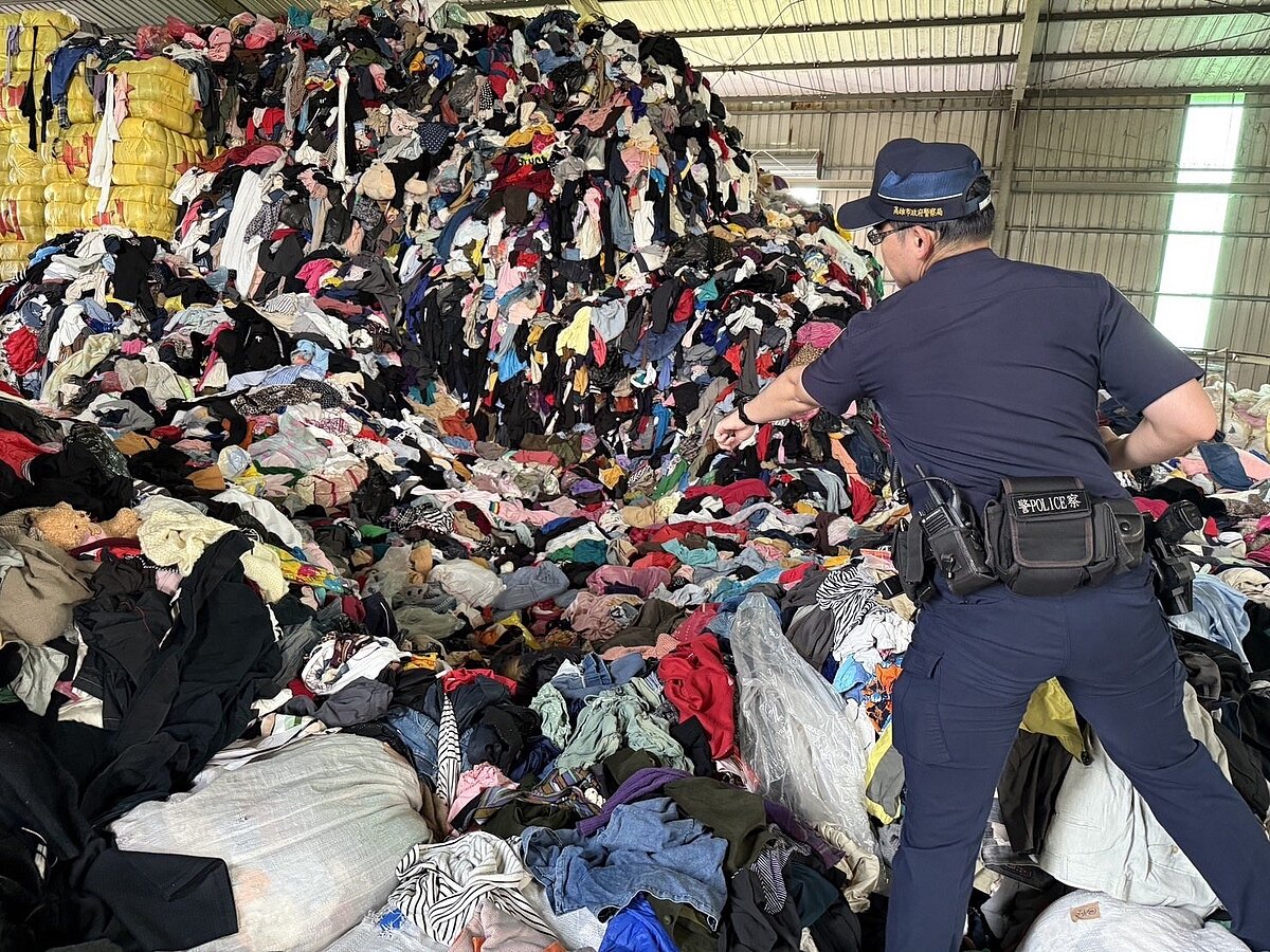 高雄市一處舊衣回收場發生崩塌意外,蔡姓女員工慘遭大量舊衣活埋,一個多小時後獲救送醫不治。記者張議晨/翻攝