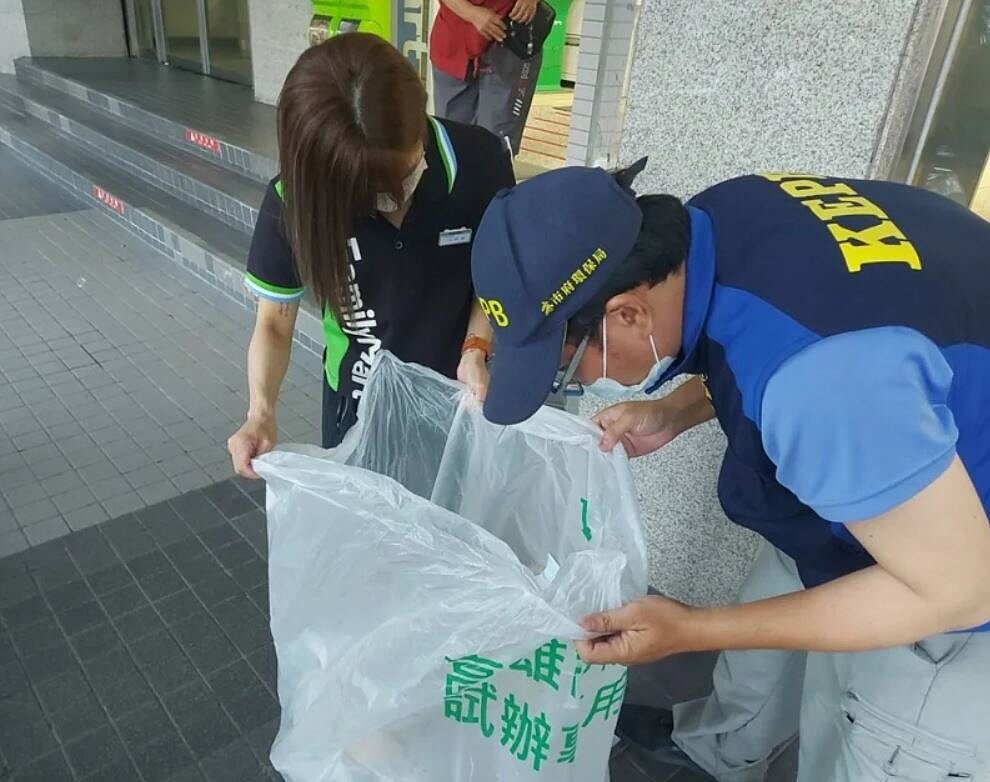 高雄市垃圾費隨袋徵收不普及,環保局今年規畫將現行3區超商試辦,擴大至12區、13個據點。圖/環保局提供