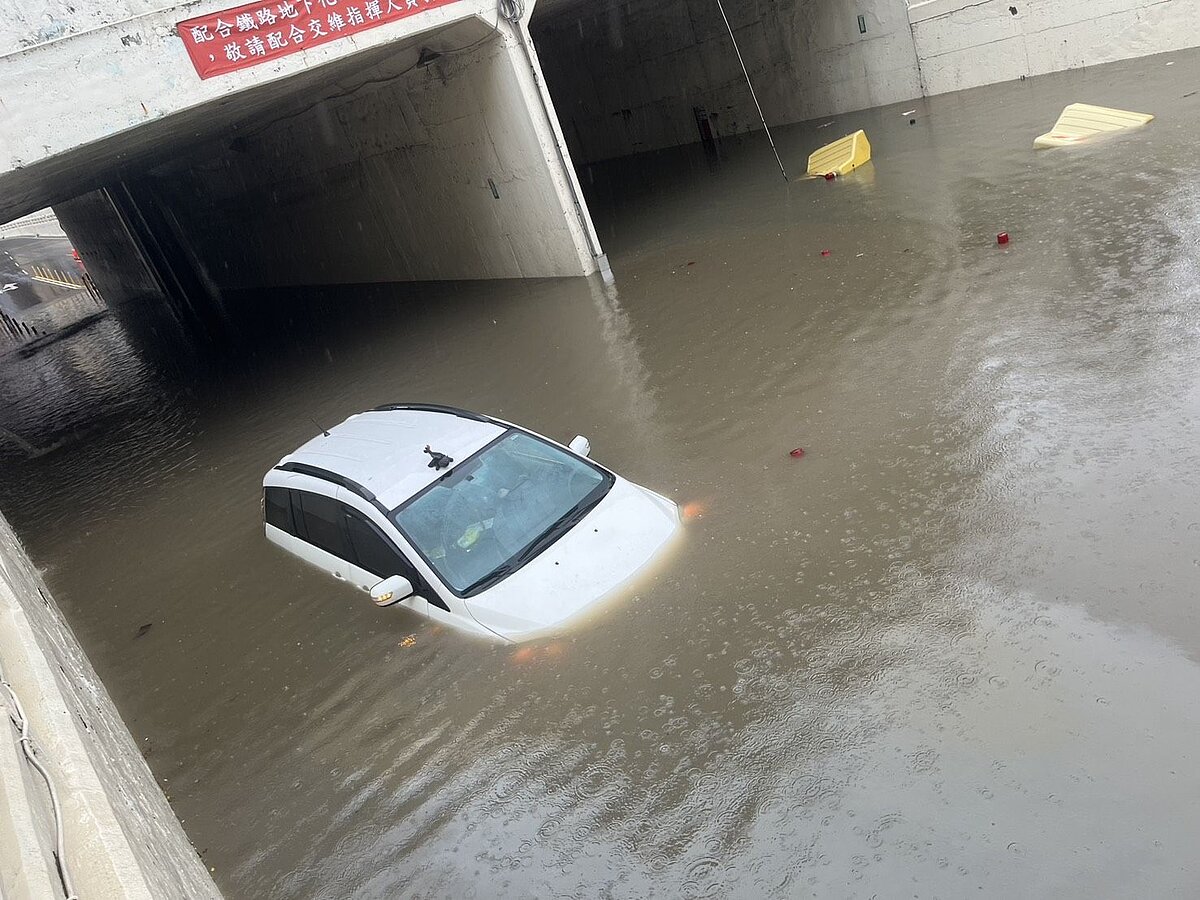 桃園10日下起大暴雨平鎮區環南路地下道,上午9點54分許也淹水且幾乎一台車要滅頂。圖/聯合報記者翁唯真翻攝