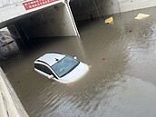 好慘！桃園大暴雨　白車卡地下道「幾乎滅頂」畫面曝光