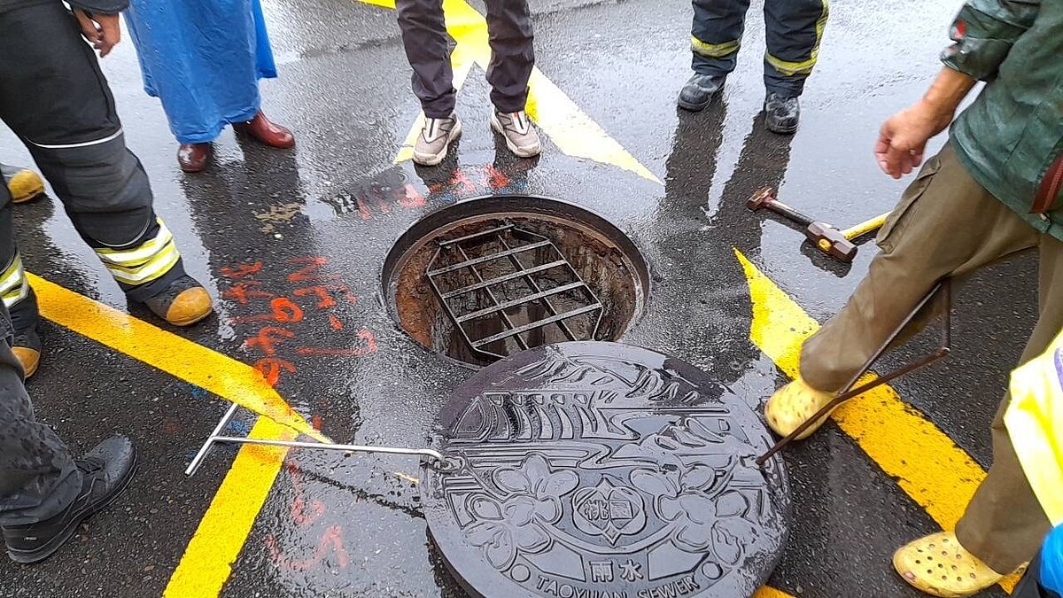 上午有名工人在桃園市桃園、八德區交界的桃德路與永福西街交叉路口的下水道涵管內施工時，疑遭湍急的水流沖走失蹤，桃園市消防局第一救災救護大隊中路分隊據報已趕往搜救。記者陳恩惠／翻攝