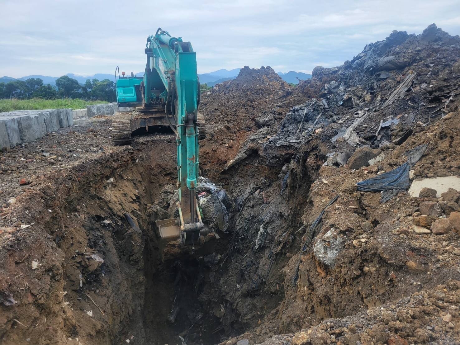 桃檢檢察官邱郁淳帶同專案團隊持法院核發之搜索票,至現場進行搜索及調派機具開挖土地。圖:桃檢提供