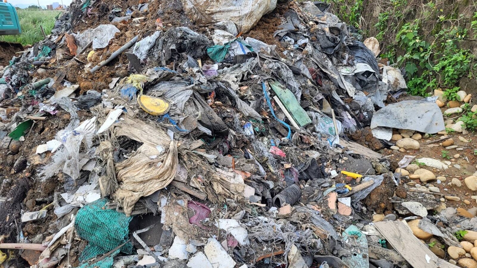 陳姓被告等人掩埋、堆置廢棄物土地面積遍及4萬8170.4平方公尺、約1萬4571.55坪,掩埋廢棄物體積高達18萬2184.287立方公尺。圖:桃檢提供