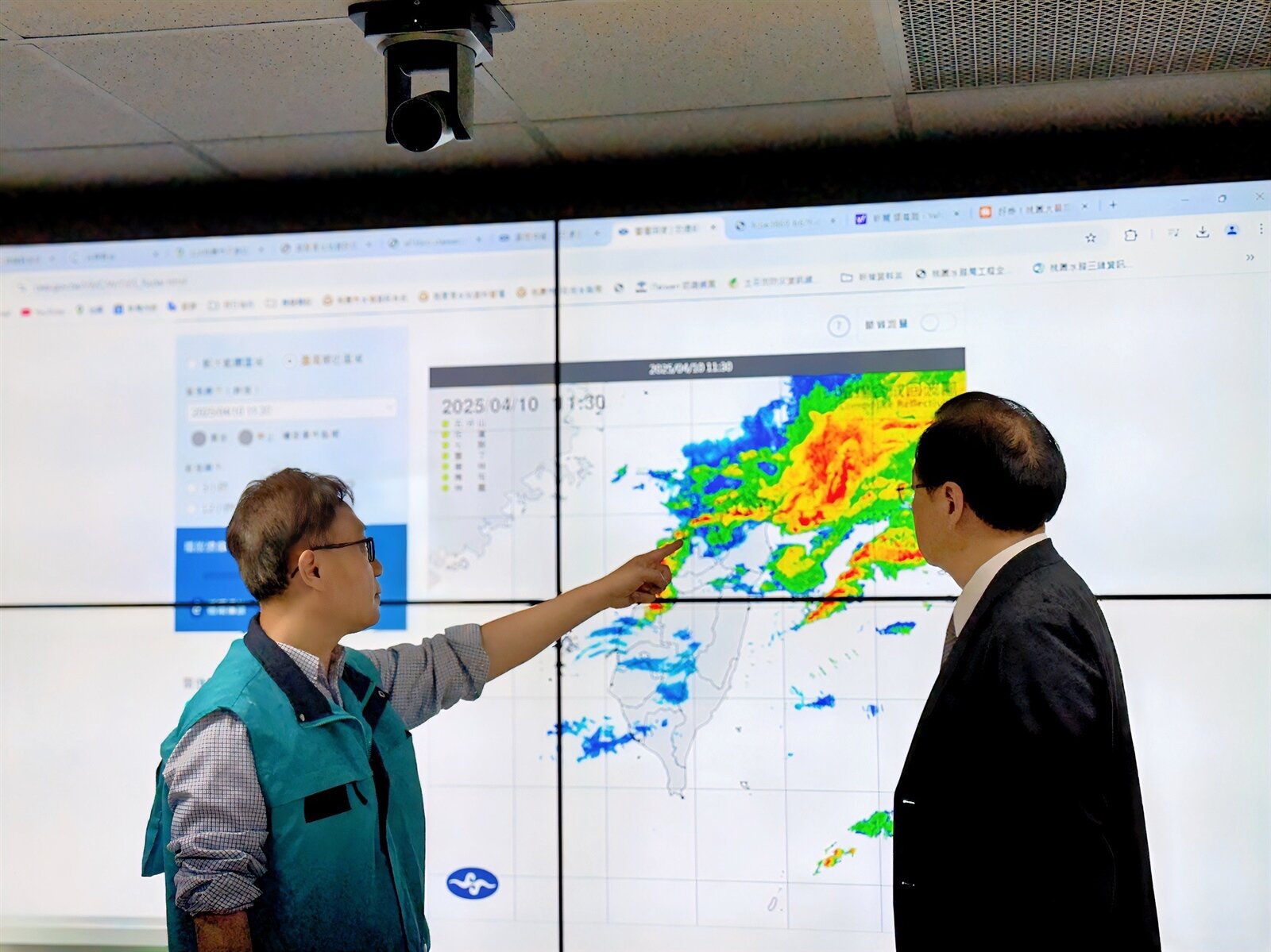 桃園市長張善政前往災害應變中心關心災情。圖:水務局提供