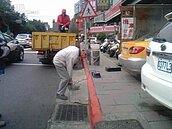 違規斜坡道占用道路側溝　北市加強查處