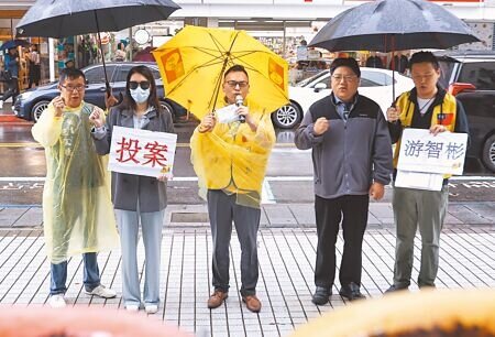 新黨副祕書長游智彬(中)10日前往移民署舉行「游智彬具中國籍?投案記者會」,指控移民署淪為政治鬥爭工具。(陳俊吉攝)