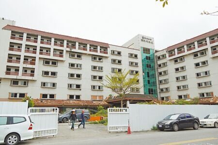 花蓮縣吉安鄉北昌村「花蓮公教會館」將原地重建為社會住宅,工程去年發包,待5月取得執照後開始拆除,並在11月開工起造。(羅亦攝)