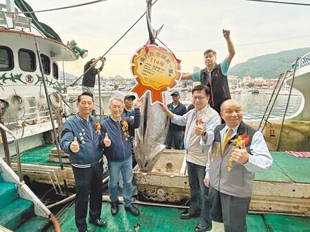 宜蘭縣蘇澳籍漁船全昌隆168號捕獲全國第一尾黑鮪魚,10日在南方澳第三魚貨場拍賣,但僅以每公斤7700元賣出,相較去年每公斤1萬3100元,相差甚鉅。(吳佩蓉攝)