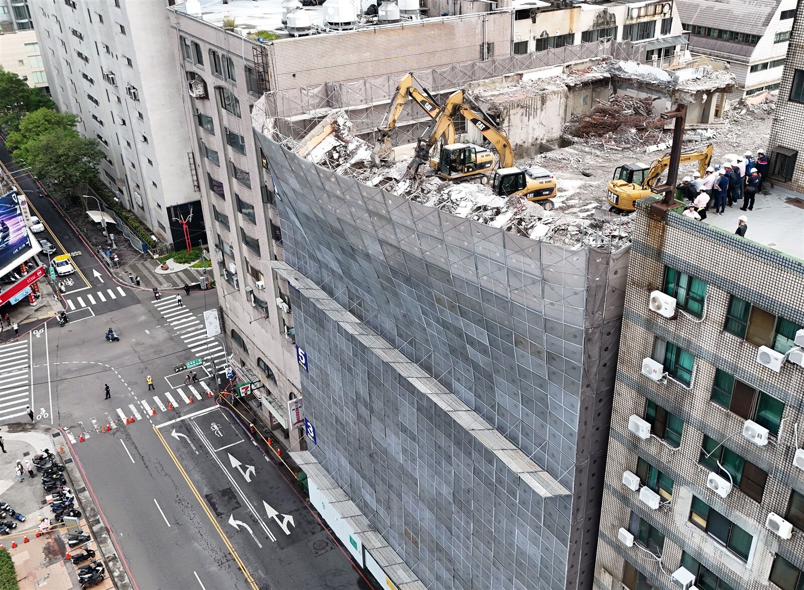 台中市中區公園路「時代公園大廈」危老重建案正在拆除中,未料昨天中午8樓鷹架突然傾斜。記者黃仲裕/攝影