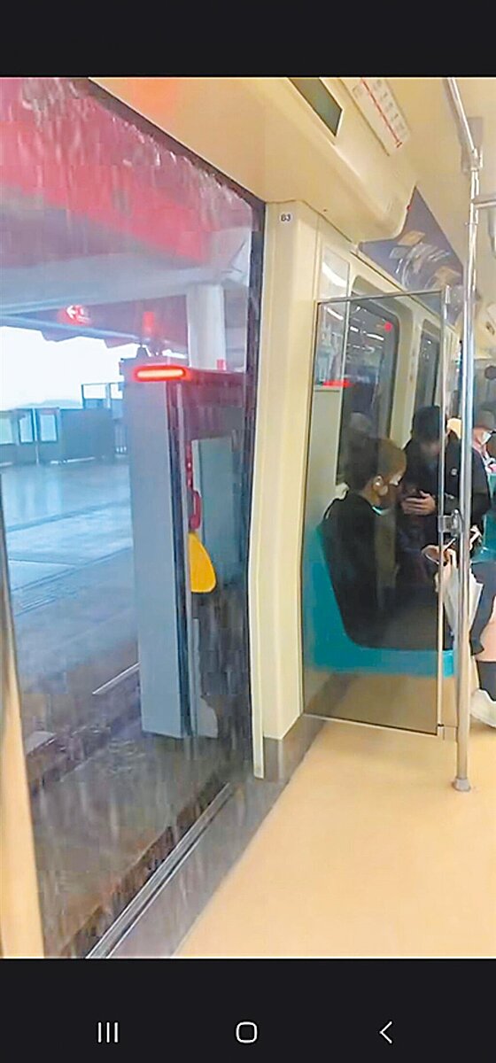 雙北市10日下大雨,有網友在社群媒體Threads發布影片,指出台北捷運列車車門開啟時,雨水如瀑布般狂瀉進車廂內。圖/網友henhenjack0609授權提供