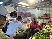 桃園強降雨…忠貞市場正式營運卻要「水中採購」慘況曝　市府緊急排水