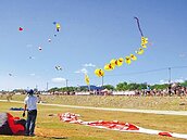 苗栗風箏節　黃色小鴨飛上天