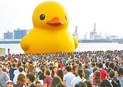 黃色小鴨揮別高雄　人潮湧現