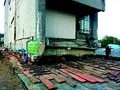 房子騰空轉向過馬路　3天橫越25公尺