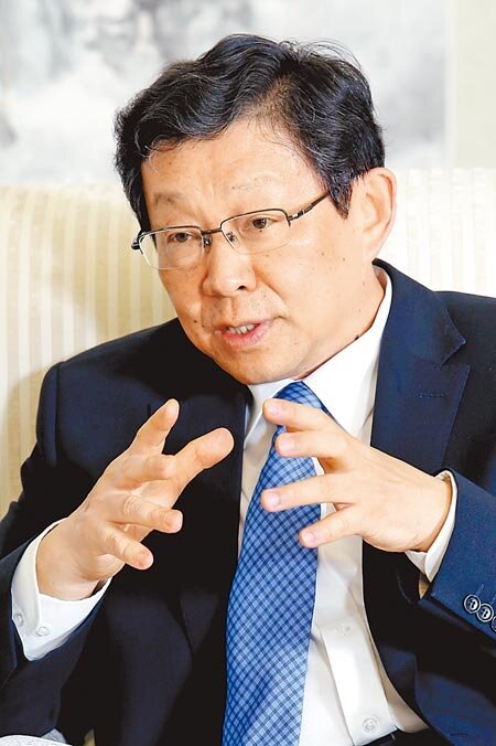 　海協會會長陳德銘在北京接受旺旺中時媒體集團專訪時，讚許台灣的服務業水準是世界一流，應該盡速通過服貿協議，讓服務業走向全世界。（黃世麒攝） 