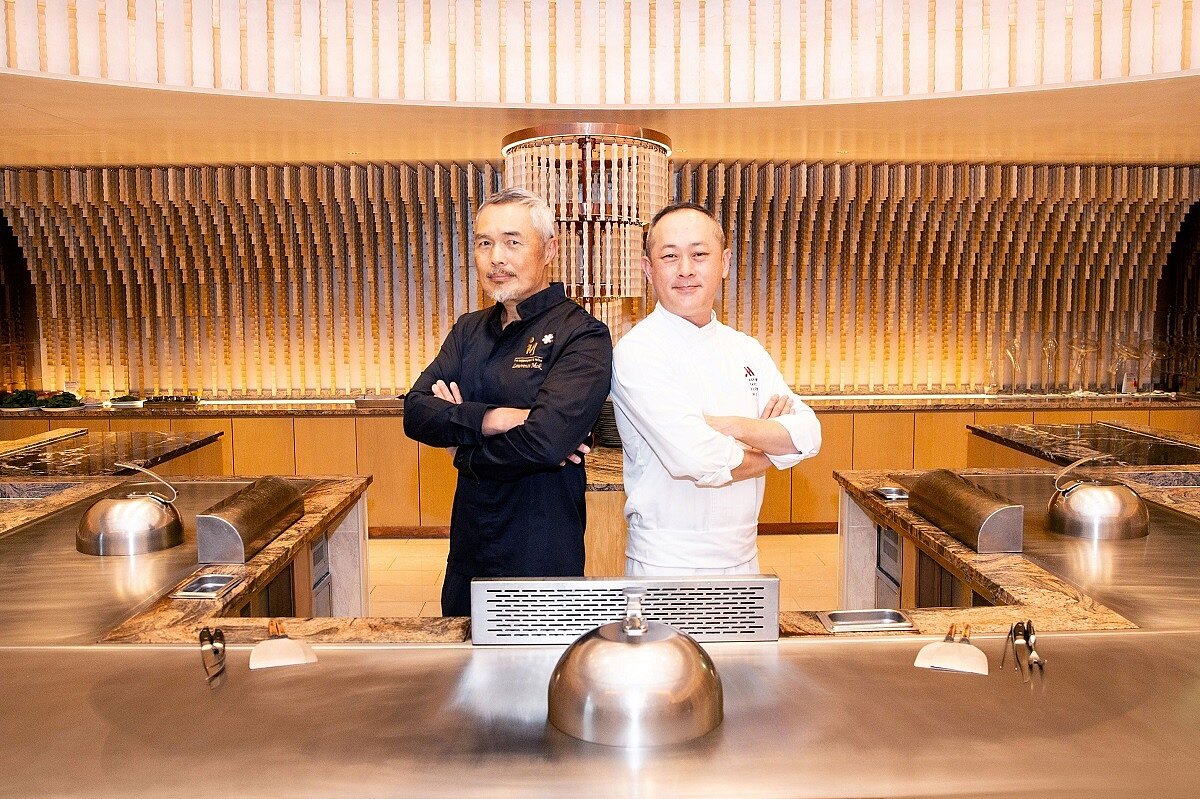 台北萬豪Mark's Teppanyaki主廚林勤凱(圖右)與香港米其林一星IM鐵板燒主廚莫燦霖(圖左),推出四手聯彈客座饗宴。圖/台北萬豪酒店提供