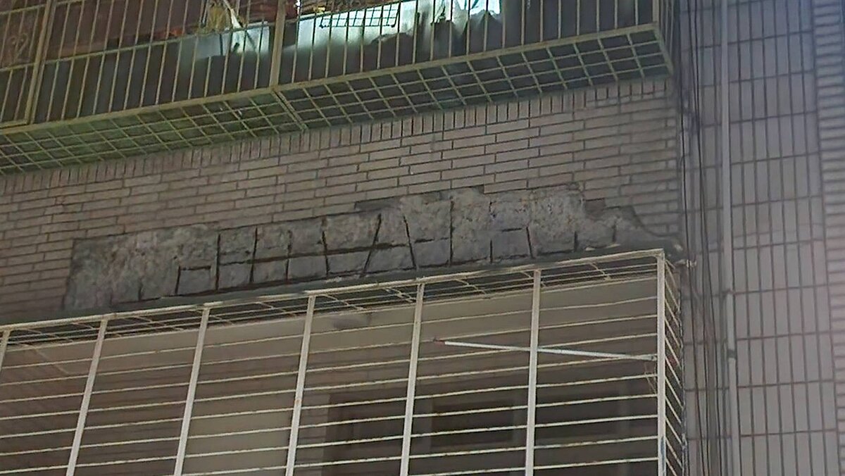 新北市三重區永安北路一段11巷，今天凌晨2時許發生公寓外牆磁磚與混凝土塊崩落，砸毀6輛機車的事故。記者林昭彰／翻攝
