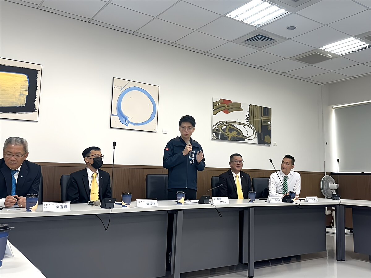 高雄市青年局長林楷軒表示,感謝永慶房產集團高雄四品牌的加入,將能提供青創業者更多幫助。圖/永慶房產集團提供