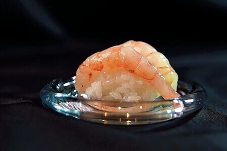 「甜蝦握壽司」的甜蝦來自日本最大甜蝦產地金澤,肉身紅豔、肉質口感嫩潤中帶著淺淺韌度,味道甘甜。圖∕姚舜