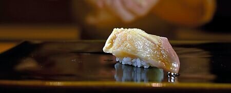 「北寄貝握壽司」是將北海道北寄貝炭烤三分熟後再捏製握壽司,較生鮮北寄貝更有風味。圖∕姚舜