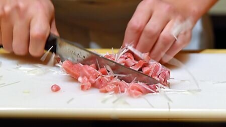 「Mizue」加點菜式「 鮪魚大腹手卷」,是以手切鮪魚大腹肉搭配蔥白剁碎後作餡。圖∕姚舜